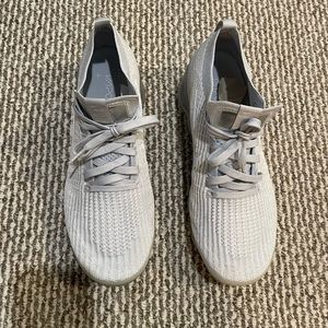 White and silver vapor max used one time fit too big .